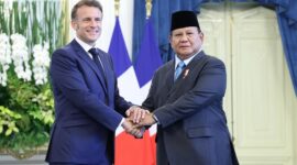 Presiden Prancis Emmanuel Macron disambut oleh Presiden Indonesia Prabowo Subianto dalam upacara kenegaraan di Istana Merdeka. (Dok. Tim Media Prabowo)