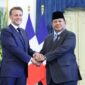 Presiden Prancis Emmanuel Macron disambut oleh Presiden Indonesia Prabowo Subianto dalam upacara kenegaraan di Istana Merdeka. (Dok. Tim Media Prabowo)