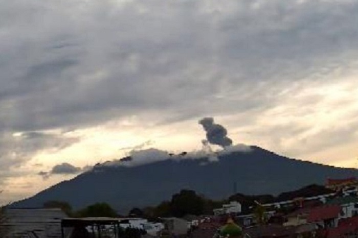 Gunung Marapi yang berada di wilayah Kabupaten Agam dan Kabupaten Tanah Datar, kembali menunjukkan aktivitas vulkanik. (Dok. Esdm.go.id)