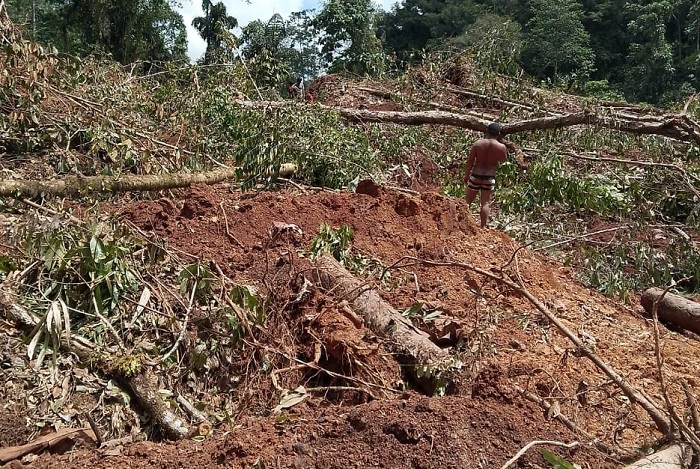 Tim BPBD dan warga evakuasi barang dari rumah rusak akibat angin kencang dan longsor di Sulawesi. (Dok. BNPB)
