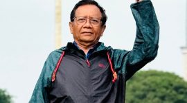 Mahfud MD angkat dua jempol saat menilai reshuffle kabinet Prabowo. (Facebook.com @Mahfud MD)