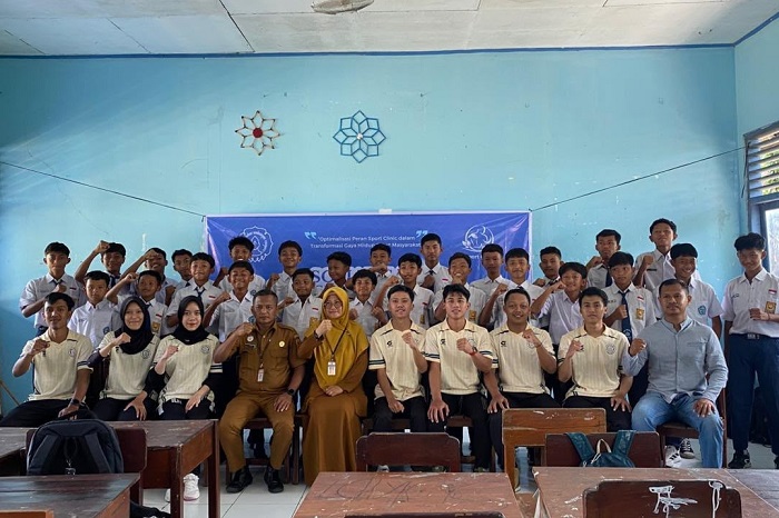 Mahasiswa Universitas Sebelas Maret (UNS) yang tergabung dalam tim MBKM Sport Clinic hadir merangkul institusi pendidikan untuk membawa solusi pencegahan yang komprehensif. (Dok. Universitas Sebelas Maret (UNS))