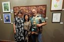 Wali Kota Bill Gebhardt meresmikan pembukaan pameran tunggal Andrea van Diemen bertajuk I Am Who I Am di Burra Regional Art Gallery, Australia Selatan. Pameran ini menghadirkan eksplorasi seni mixed media melalui berbagai material, warna, dan tekstur. (Dok. Andrea van Diemen)

