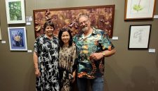 Wali Kota Bill Gebhardt meresmikan pembukaan pameran tunggal Andrea van Diemen bertajuk I Am Who I Am di Burra Regional Art Gallery, Australia Selatan. Pameran ini menghadirkan eksplorasi seni mixed media melalui berbagai material, warna, dan tekstur. (Dok. Andrea van Diemen)