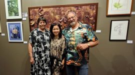 Wali Kota Bill Gebhardt meresmikan pembukaan pameran tunggal Andrea van Diemen bertajuk I Am Who I Am di Burra Regional Art Gallery, Australia Selatan. Pameran ini menghadirkan eksplorasi seni mixed media melalui berbagai material, warna, dan tekstur. (Dok. Andrea van Diemen)
